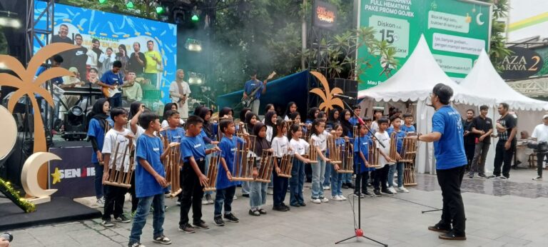 Ensemble Musik Anak Desa Tenjolaya Pukau Dalam “Anak Jaksel Circle Concert Pasaraya Blok M”