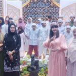 “Berkah Ramadhan Penuh Cinta”, Penyanyi Inggit A. Wulan Berbagi Takjil dan Hiburan