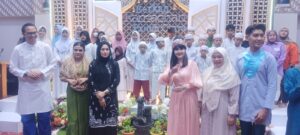 “Berkah Ramadhan Penuh Cinta”, Penyanyi Inggit A. Wulan Berbagi Takjil dan Hiburan