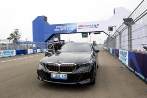 BMW Indonesia Tampilkan Gaya Hidup Mewah Tanpa Emisi di Panggung Formula E Jakarta 2025