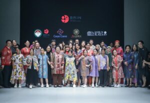 BRIN dan Alleira Batik Hadirkan Pagelaran “Naturally Cultural” di PIFW 2025