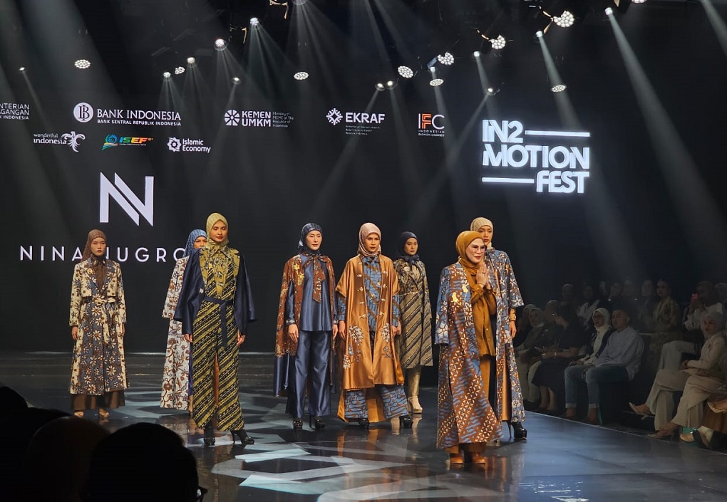 Nina Nugroho Hadirkan Koleksi “Silent Fire” di IN2MOTION Fest 2025