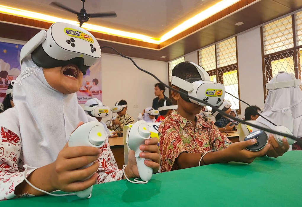 WIR & Mayora Champion Ajak Siswa Jelajahi Tata Surya Lewat VR