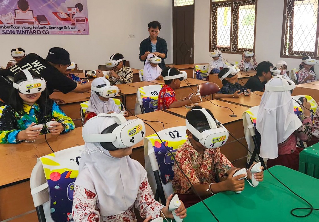 WIR & Mayora Champion Ajak Siswa Jelajahi Tata Surya Lewat VR