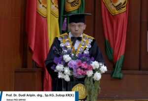 39 Dokter Gigi Baru, 8 Dokter Gigi Spesialis Secara Resmi Diambil Sumpahnya Oleh Dekan FKG Unpad, Prof. Dr. Dudi Aripin, drg., Sp.KG(K)