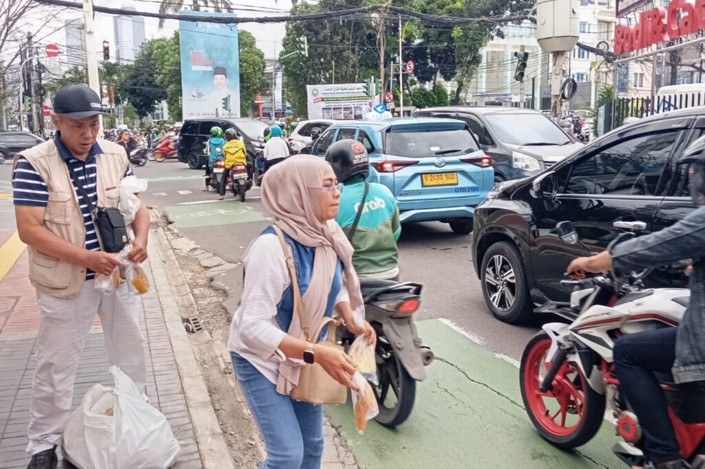 Berbagi Takjil Ramadan, Jurnalis Delapanplus.com Tebar Kepedulian