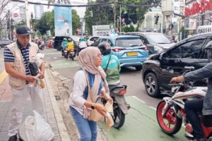 Berbagi Takjil Ramadan, Jurnalis Delapanplus.com Tebar Kepedulian