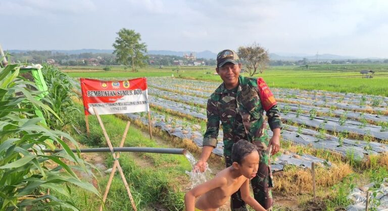 Di Tengah Sawah Desa Godo, Sertu Arifin Hadirkan Sumber Air untuk Petani