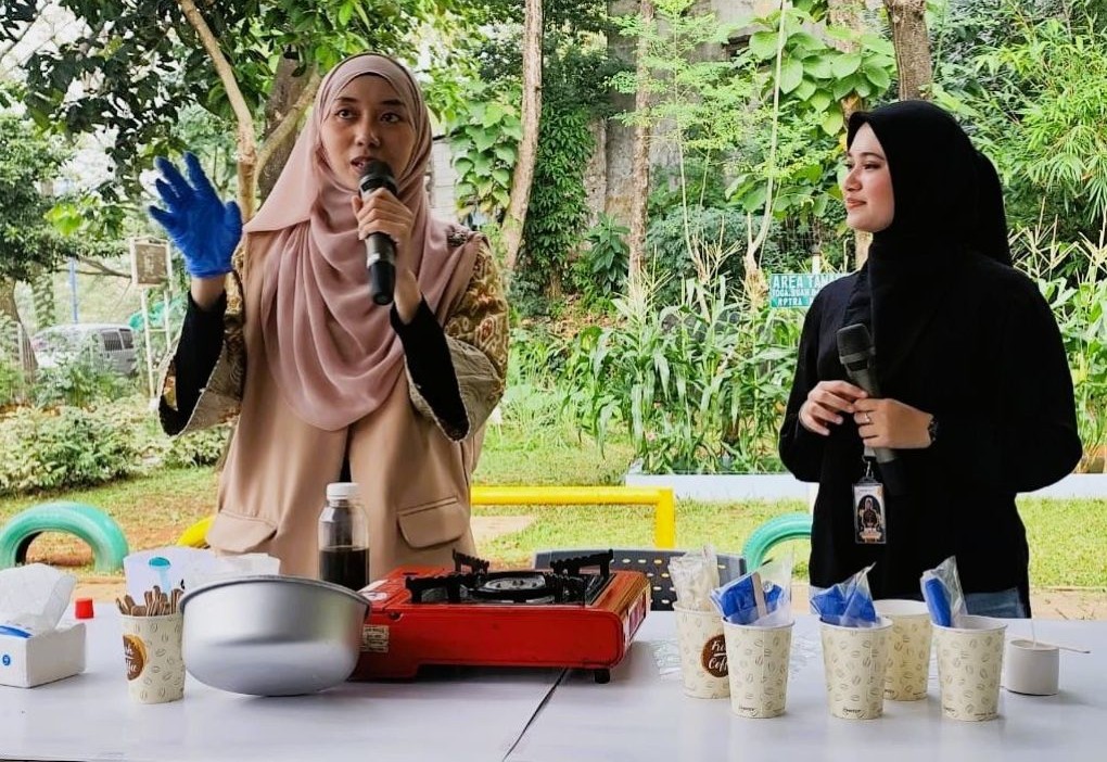 Mahasiswa LSPR Edukasi Warga Kelola Minyak Jelantah