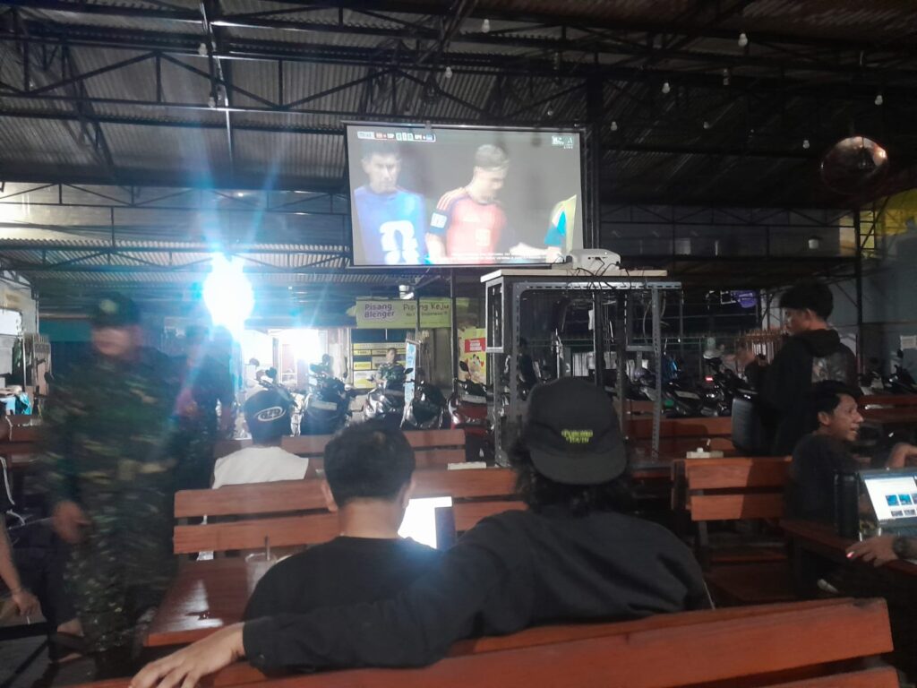Nobar Kebangsaan Piala Dunia 2026, Koramil 06/Cimanggis Perkuat Kemanunggalan TNI-Rakyat dan Bentengi Generasi Muda