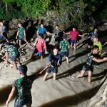 Satgas TMMD Ke-129 Kodim 1311/Morowali Lembur Bersama Warga Kumpulkan Material Lokal di Pesisir Pantai Umbele
