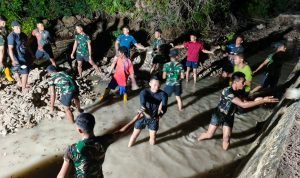 WhatsApp Image 2026-07-23 at 10.45.49 Satgas TMMD Ke-129 Kodim 1311/Morowali Lembur Bersama Warga Kumpulkan Material Lokal di Pesisir Pantai Umbele