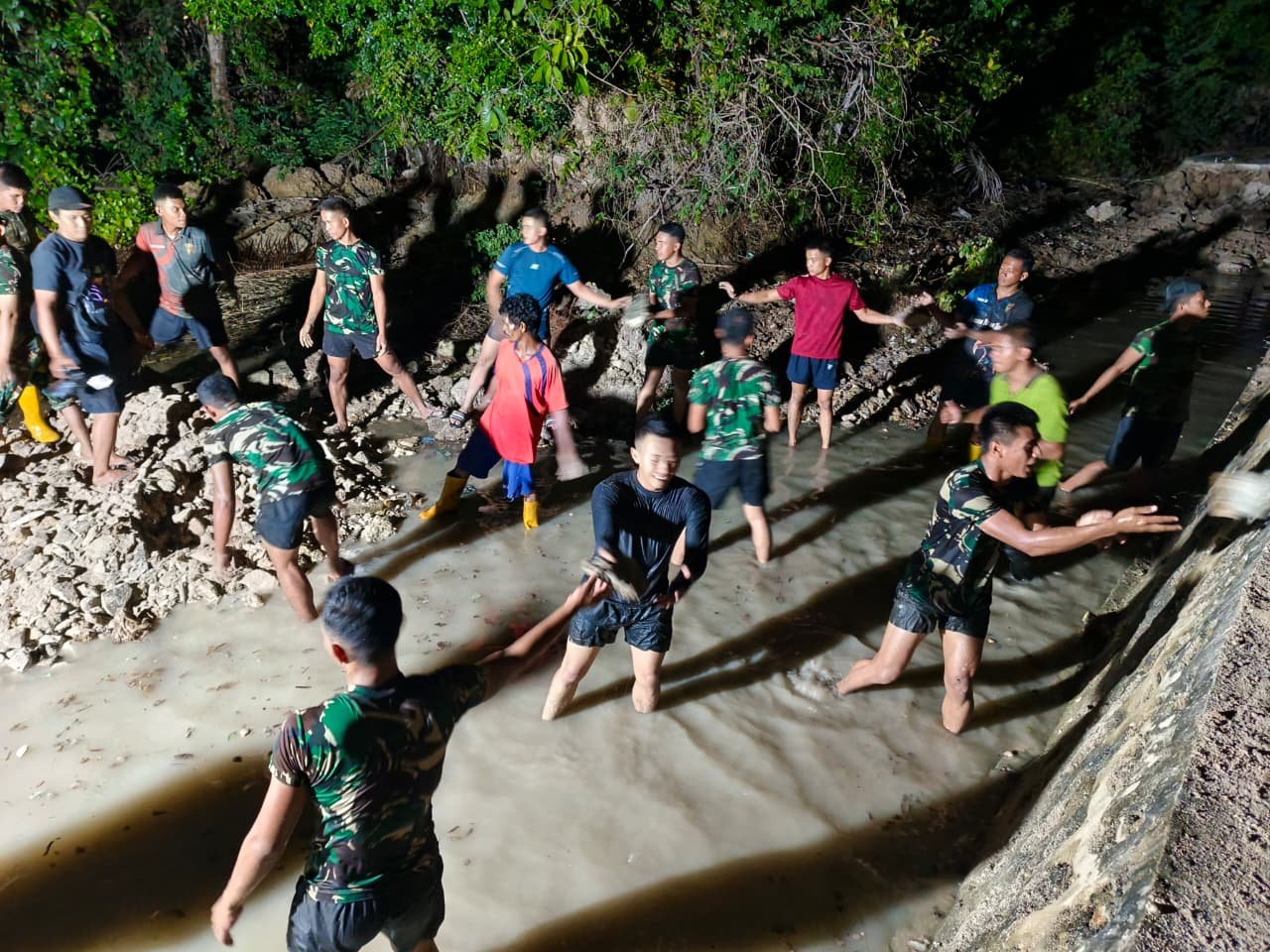 Satgas TMMD Ke-129 Kodim 1311/Morowali Lembur Bersama Warga Kumpulkan Material Lokal di Pesisir Pantai Umbele
