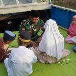 Prada Jefrin Manfaatkan Waktu Luang Mengajar Mengaji Anak-anak di Lokasi TMMD Ke-129 Kodim 1311/Morowali