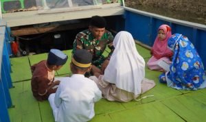 Prada Jefrin Manfaatkan Waktu Luang Mengajar Mengaji Anak-anak di Lokasi TMMD Ke-129 Kodim 1311/Morowali