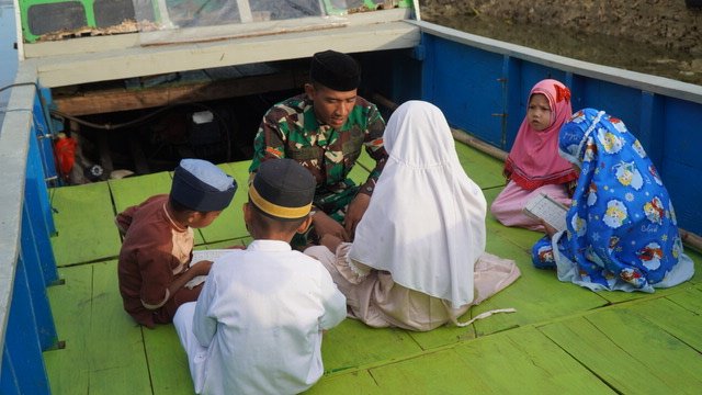 Prada Jefrin Manfaatkan Waktu Luang Mengajar Mengaji Anak-anak di Lokasi TMMD Ke-129 Kodim 1311/Morowali